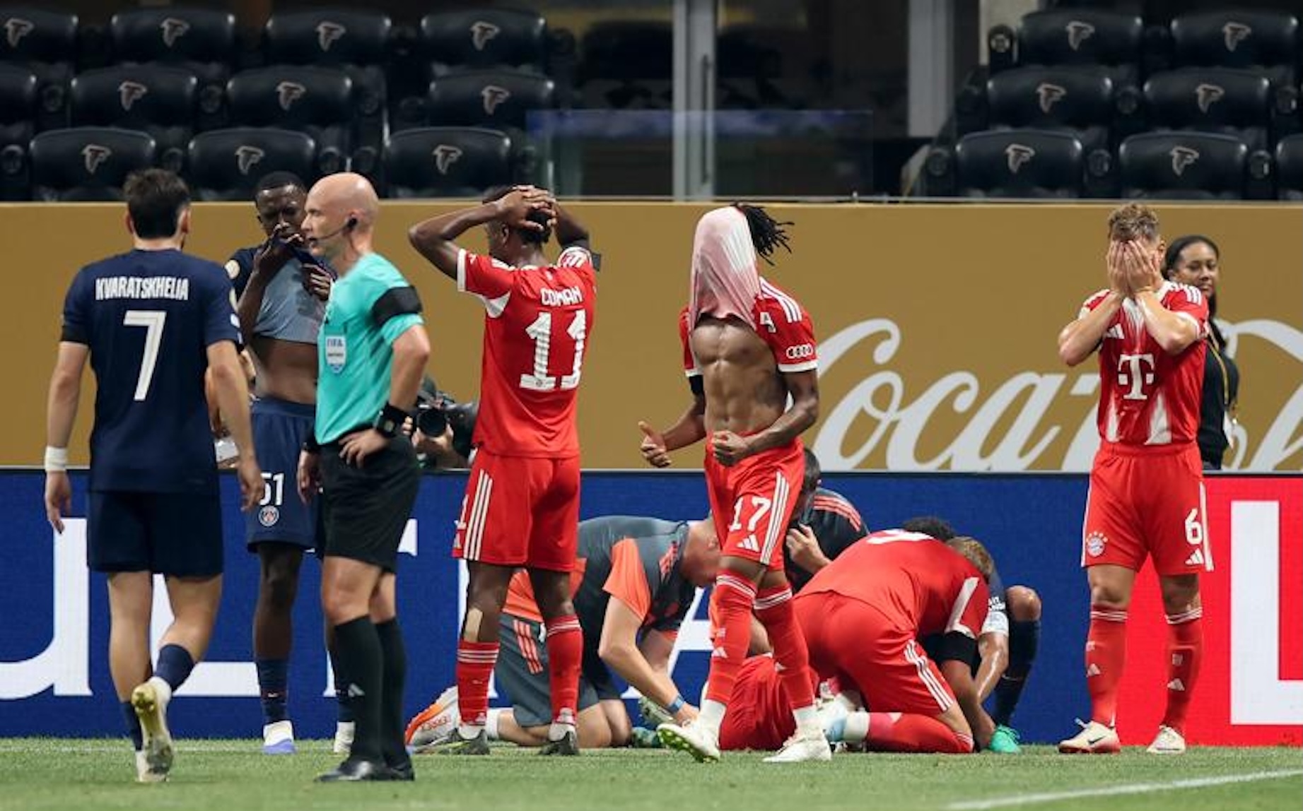 包含拜仁:遗憾被淘汰，巴萨成功晋级下一轮的词条