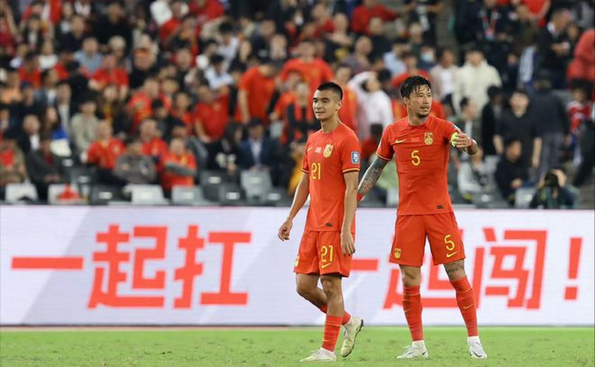 中国足球锦标赛上球员们全力以赴,争夺胜利的简单介绍 中国足球锦标赛上球员们全力以赴,争夺胜利的简单介绍